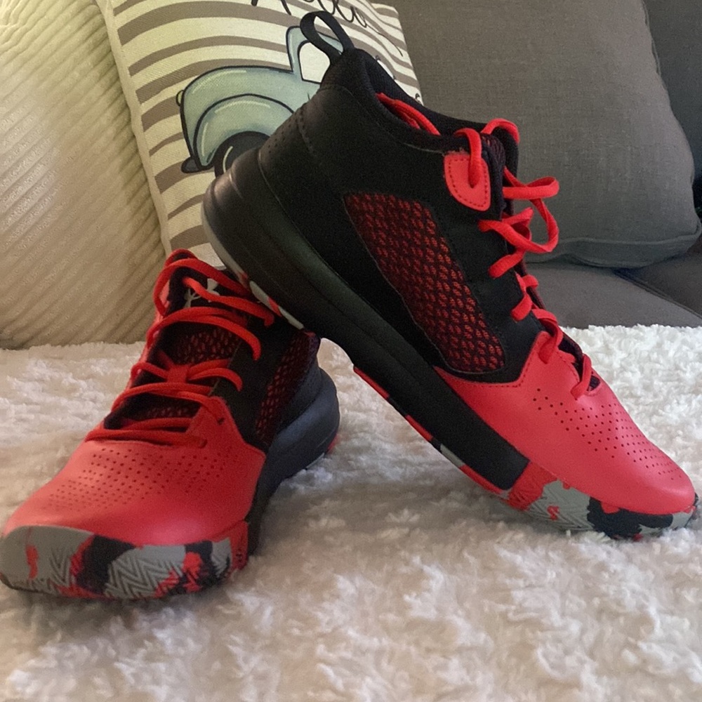 Men’s Under Armour Lockdown 5 Basketball Shoe- 9.5- worn twice indoors
